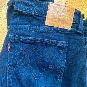 Women’s Levi black jeans- wedgie icon